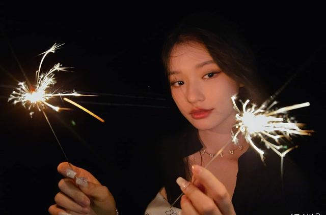 林允分享日常美照 手拿仙女烟花棒氛围感拉满