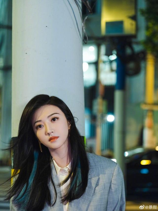 景甜街头夜景大片释出 长发飘逸酷飒有型